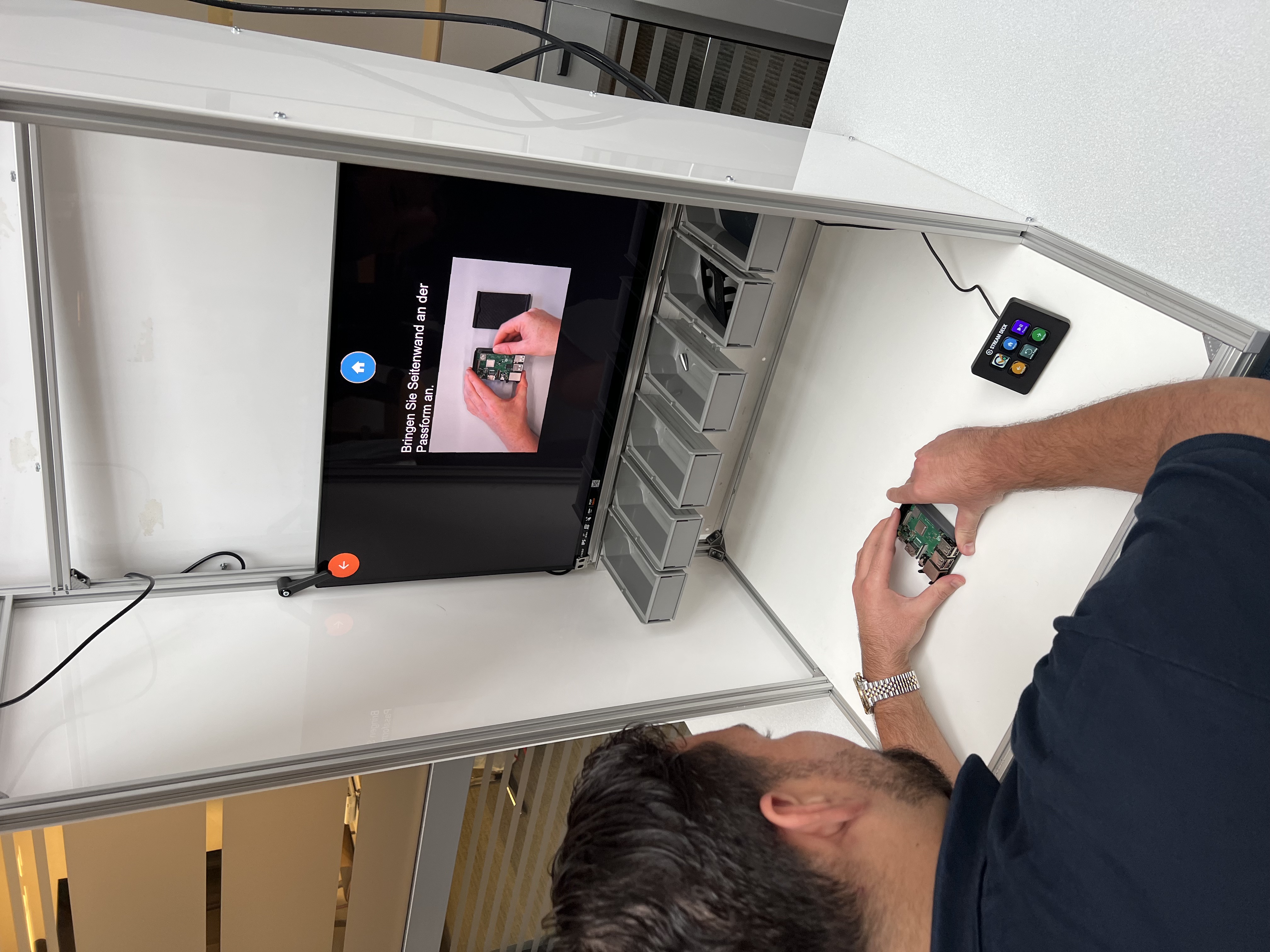 Person arbeitet mit Alino