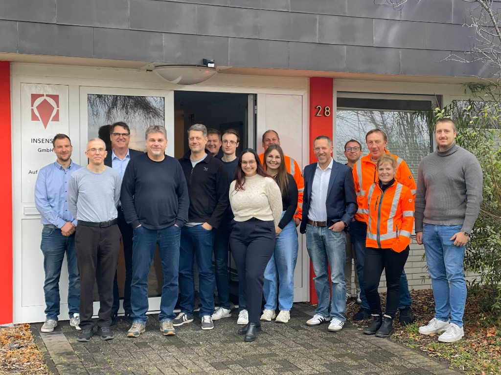 Gruppenfoto beim BattOut-Konsortialtreffen vor dem Gebäude der insensiv GmbH in Bielefeld