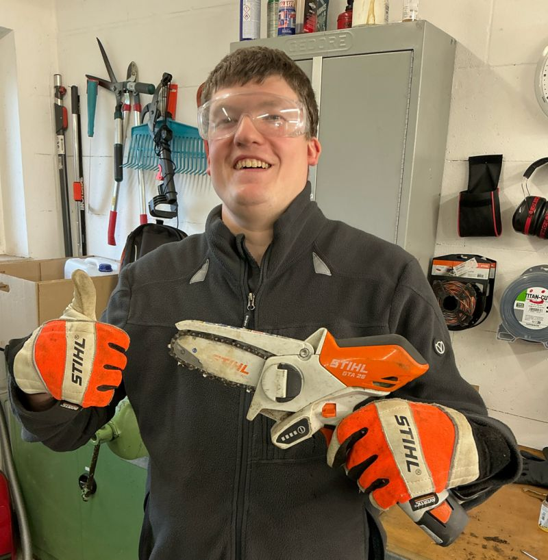 Lukas im Facility Management mit Kettensaege